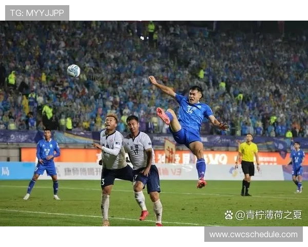 主播穿钉鞋踢足球引发场上安全隐患争议持续发酵引全民热议潮